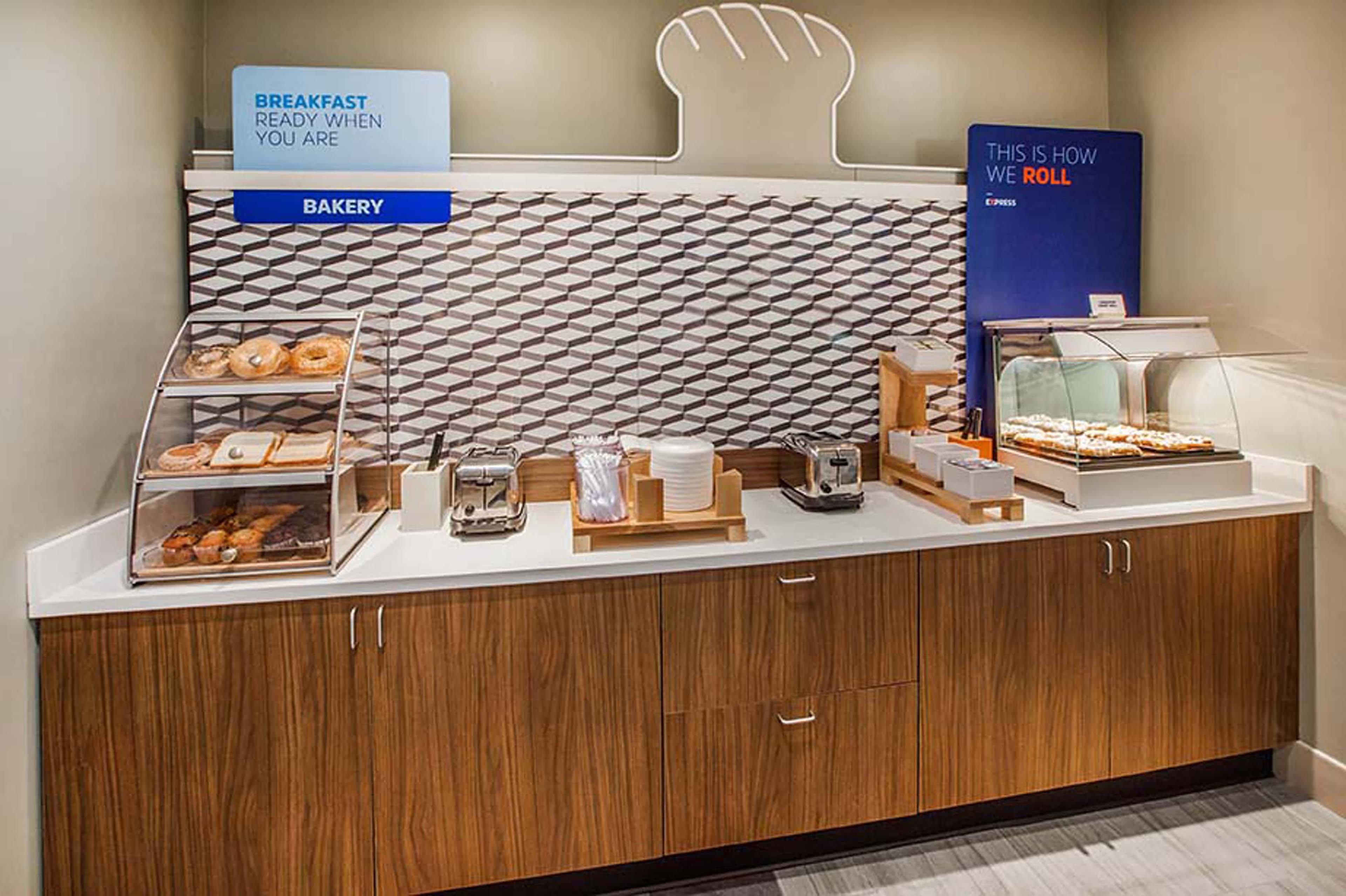 Holiday Inn Express & Suites - Dayton Southwest By Ihg Екстериор снимка