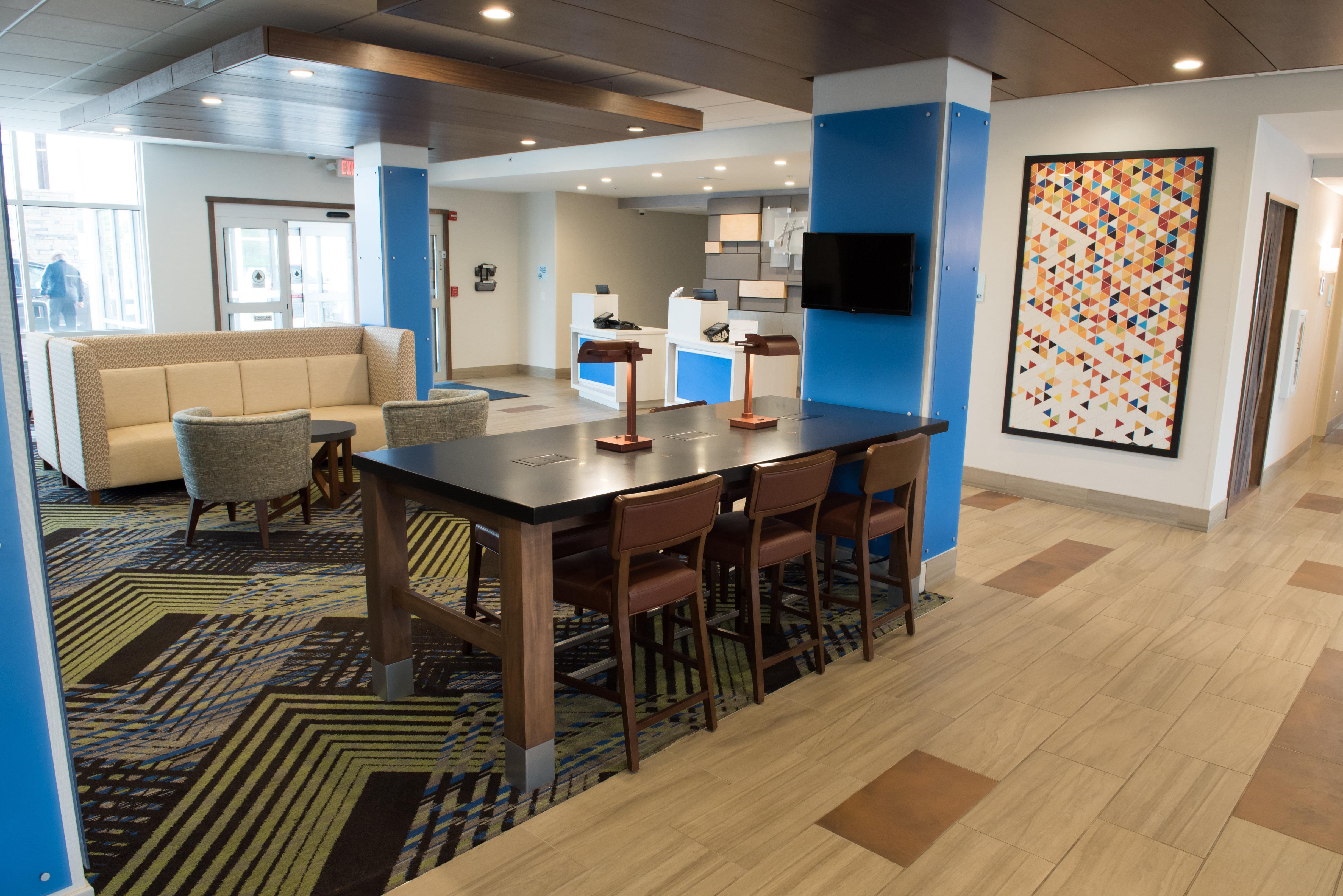 Holiday Inn Express & Suites - Dayton Southwest By Ihg Екстериор снимка